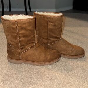 Makalu Fuzzy Boots Women’s Size 9